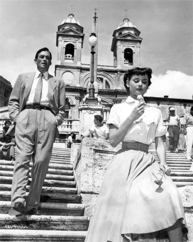 Roma tatilleri, 1950'ler ayakkabısı, 1950'ler kıyafeti, 20. yüzyıl kadınları, Peter Pan yakalı gömlek ve A kesim etekli Audrey Hepburn