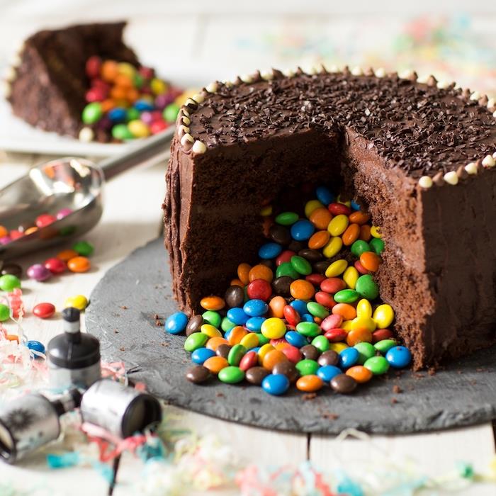 Lengva šokoladinio gimtadienio torto paruošimo idėja Lengvas šokoladinio gimtadienio torto receptas ir spalvingi saldainiai viduryje