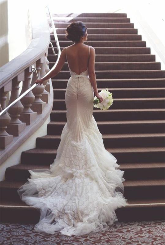 poročni dan-s-princeso-obleko-na-gradu-stopnicah
