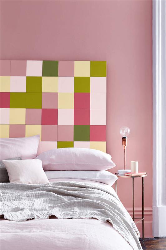 postelja v prašno roza spalnici pred karirastim predpasnikom v komplementarnih barvah