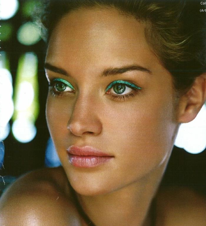 rjavo-zelene-oči-ličila-tutorial-zelene-oči-ličila-ženska-spremenjena velikost