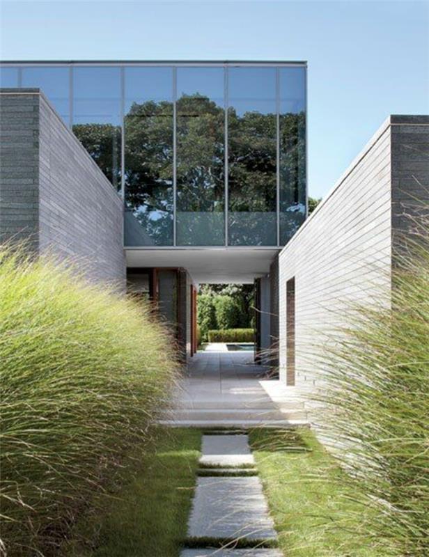 minimalizmas modernioje architektūroje ir gana prabangus namas su nedideliu sodu