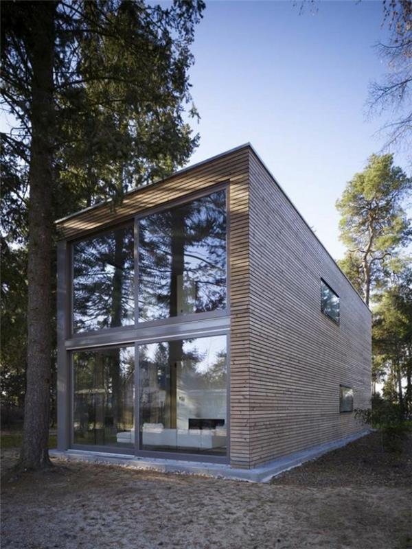 minimalizmas architektūroje-gražus namas miške-langai-didelės sienos grindyse