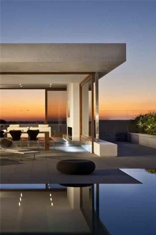 minimalizmas architektūroje-elegantiškas namas su dideliu langu ir lauko baseinu