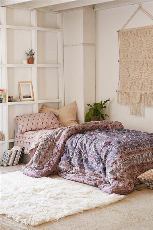 rahat yuva yatağı, suni kürk halı, duvar boyası, boho tarzı, ahşap raflar