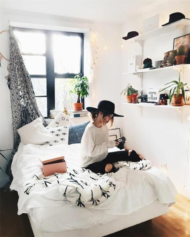 rahat yatak, hint duvar lekesi, ahşap raf, ahşap döşeme, boho tarzı, yeşil bitkiler