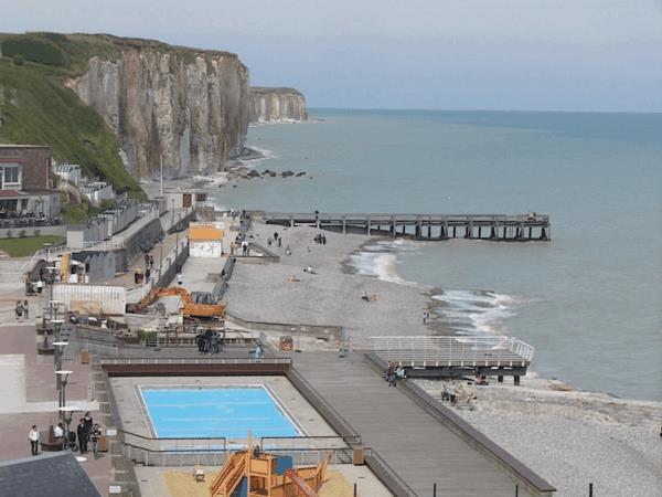 the-beach-at-Veules-les-Roses-roches