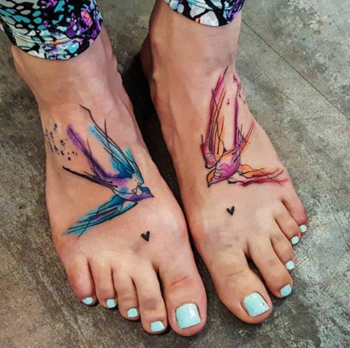 Renkli kuşlar dövme fikri kadın modeli dövme için ince dövme havalı kadın