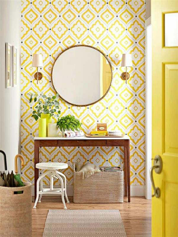 najlepša-rumena-vhodna-parket-ogledalo-okrogla-rumena-stena-zelene-rastline-oblikovanje-vhodno-pohištvo