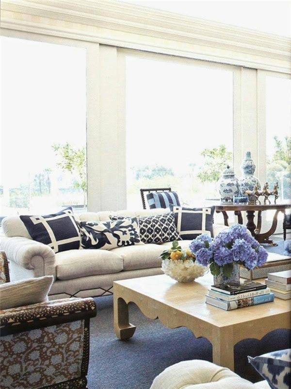 marokietiška svetainė-balta-sofa-marokietiško stiliaus-kaip sutvarkyti savo baltą svetainę-kinišką vazos pagalvėlę