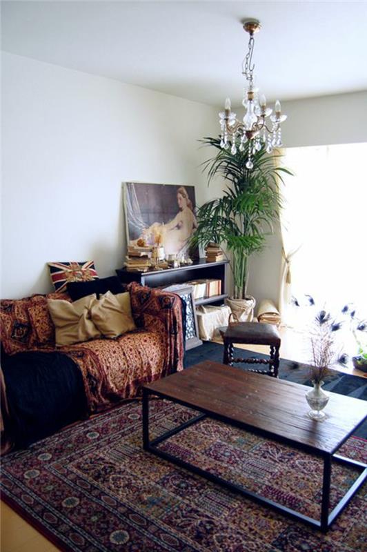 marokietiška svetainė-balta-sofa-marokietiško stiliaus, kaip sutvarkyti savo svetainę-baroko sietyną-medinį kavos staliuką