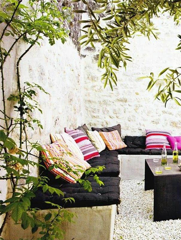 marokietiška svetainė-balta-marokietiško stiliaus sofa-kaip sutvarkyti savo svetainę-sedari-marokietišką svetainę-marokietišką sofą