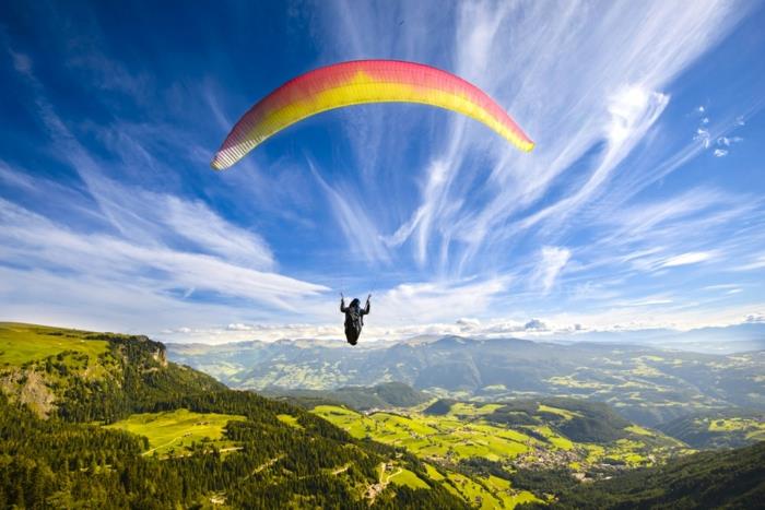 šuolis su parašiutu-gražus vaizdas iš aukščio-lėktuvo-vaizdai-gamtos grožio-žali kalnai