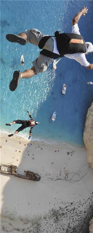 šuolis su parašiutu-gražus vaizdas iš lėktuvo vaizdų-smėlio paplūdimys