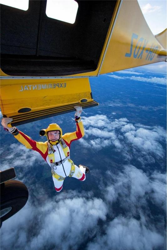 šuolis su parašiutu-gražus vaizdas iš aukščio-plokštumos-vaizdai-geltona plokštuma