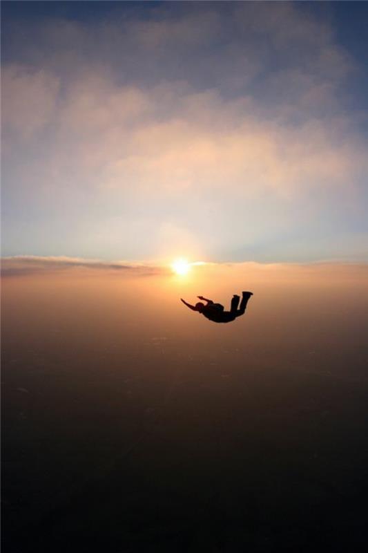 šuolis su parašiutu-gražus vaizdas iš aukščio-plokštumos-puikus vaizdas saulėlydžio metu saulėlydžio metu