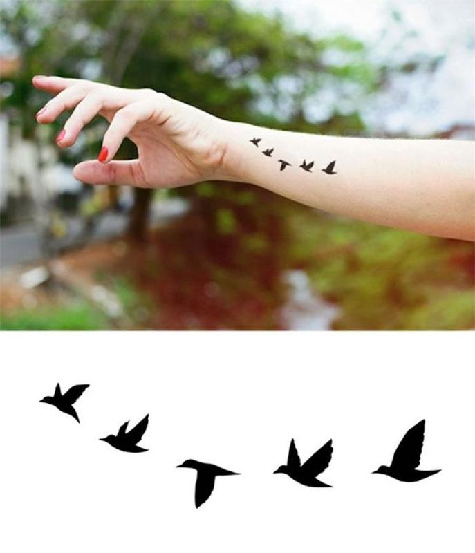 ptičja tetovaža, tetovaža majhnega zapestja, rdeč lak za nohte, leteče ptice, podcenjena tetovaža ptic