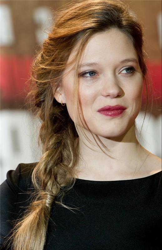 Léa seydoux, pletenica ob strani, primer frizure iz boemske pletenice, uporniški lasje, razbarvan stilski učinek