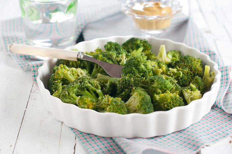 beyaz tabakta sebze c vitamini brokoli