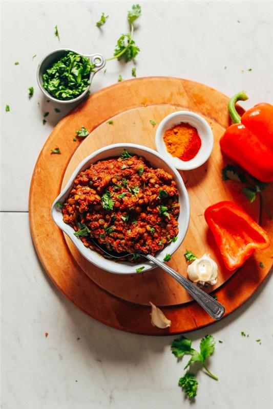 Afrika harissa soslu kırmızı biberli mercimek tarifi, mercimek ve biberle yapabileceğiniz kolay bir yemek fikri
