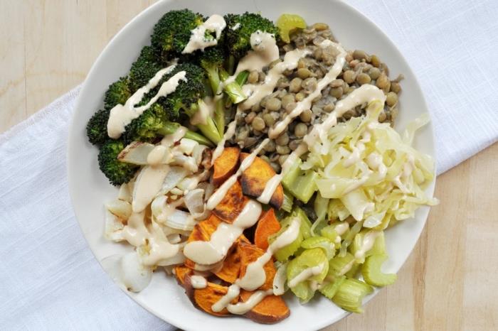 bela plošča, polna zelenjave, prehranski načrt, leča in brokoli, čebula in gobe