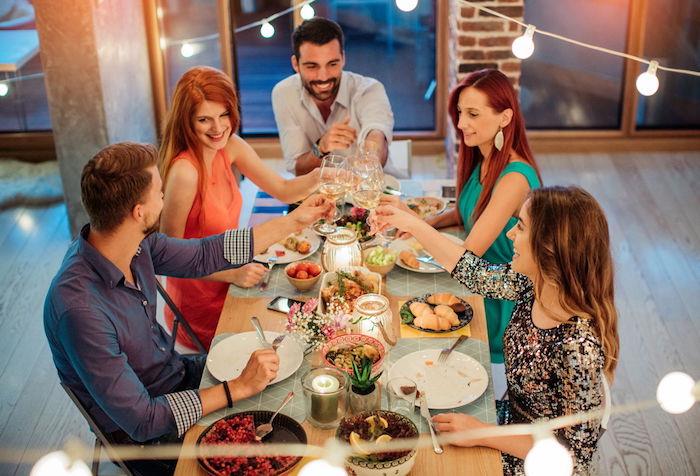 Vakarienė su draugais, gėrimas ir linksmybės kartu prie stalo, aperityvo idėja, lengvo recepto idėja, paprastas paruošimas pradžiai