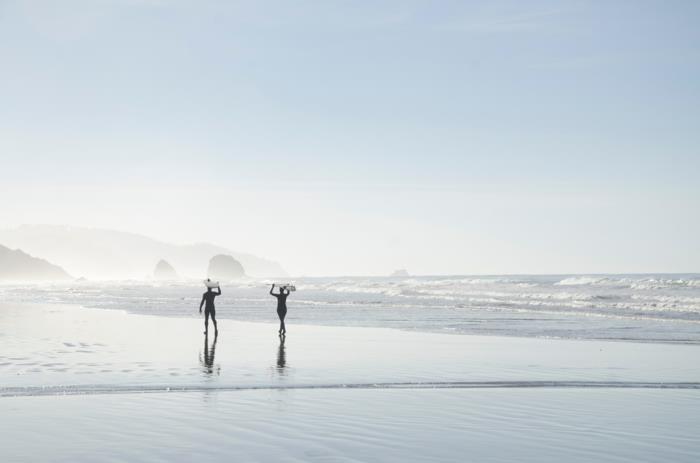 Romantiško įvaizdžio paplūdimio mėgėjai vaizduoja originalų vaizdą naršyti paplūdimio nuotrauką