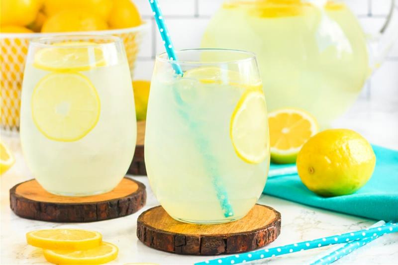 citrinos nauda, ​​stiklinė limonado ir šiaudas