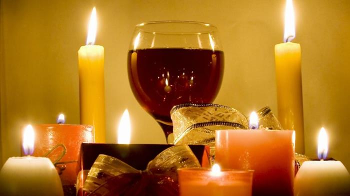 božično-sveče-jelka-rdeče-vino-belo-božično-sveče-miza