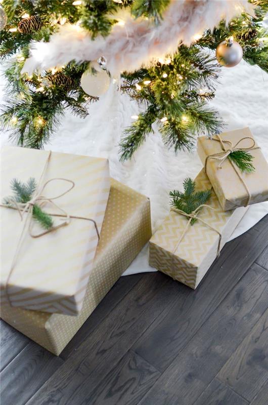 Kadınlar veya erkekler için hediye olarak vermek için parfüm, süslü Noel ağacının altına güzelce sarılmış hediyeler