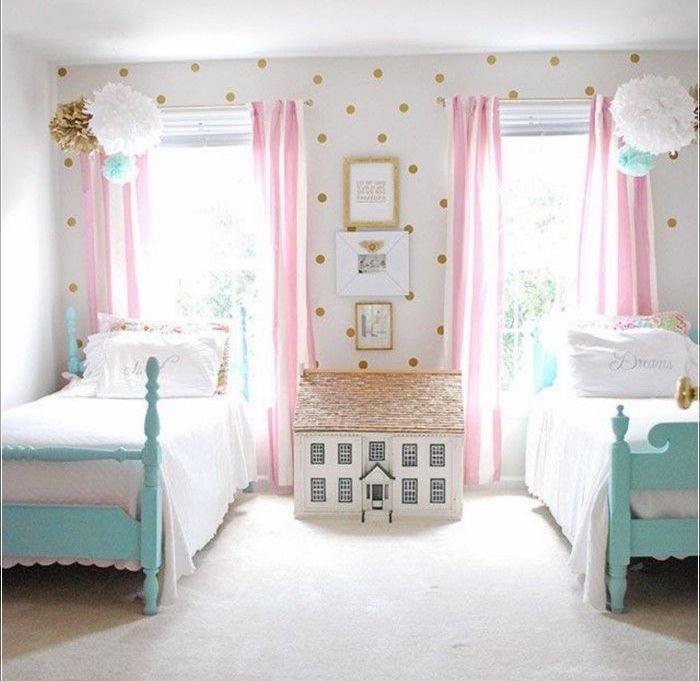 ikiz kız kardeşler için puantiyeli dekora sahip turkuaz ikiz yataklı çift kişilik oda