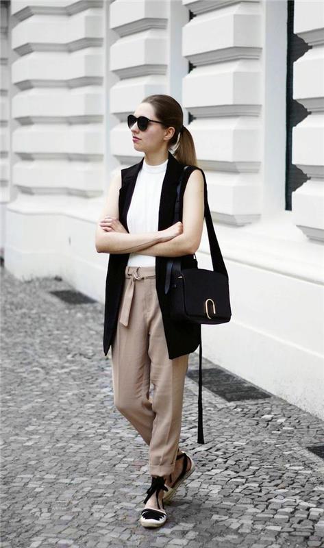 bej renk kombinasyonu, kolsuz beyaz kazak ve siyah yelek ile kadın modası, kadının siyah güneş gözlüğü çifti