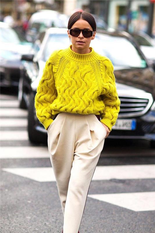 smėlio spalvos kelnės, moteriškas darbo aprangos kodas, garstyčių geltonas nėrimo megztinis su aptemptomis aptemptomis kelnėmis