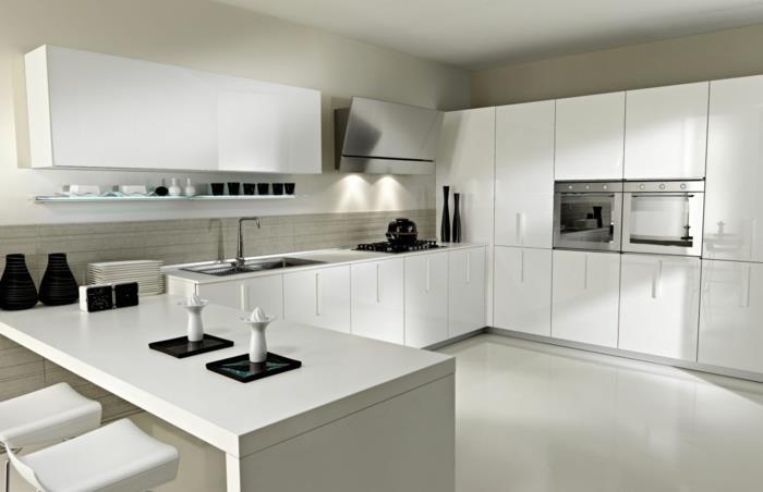 baltos virtuvės-su-balta-spalva-purslų-balta-virtuvė-baldai-su baro kėdėmis