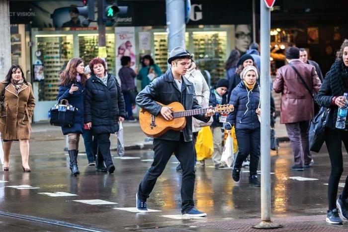 gatvės žmonės-berniukas-su gitara-bulgarija-kelionių-turizmas-bulgarija