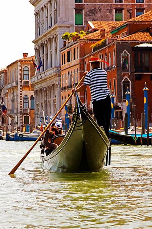 Venedik'te-kaçırılmaması gereken-bir-ziyaret-gondolları