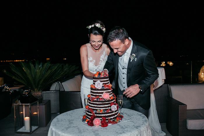 Pasirinkite vaisių vestuvinio torto viršų, originalų vestuvių vestuvių tortą, gražų pyragą ir gražią jaunavedžių nuotrauką