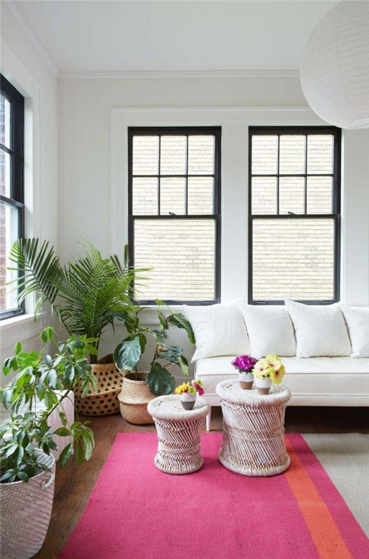 Rožinis kilimas, taburetės stalo vazos gėlių išdėstymas mažas butas 40m2, modernaus buto dekoro idėja