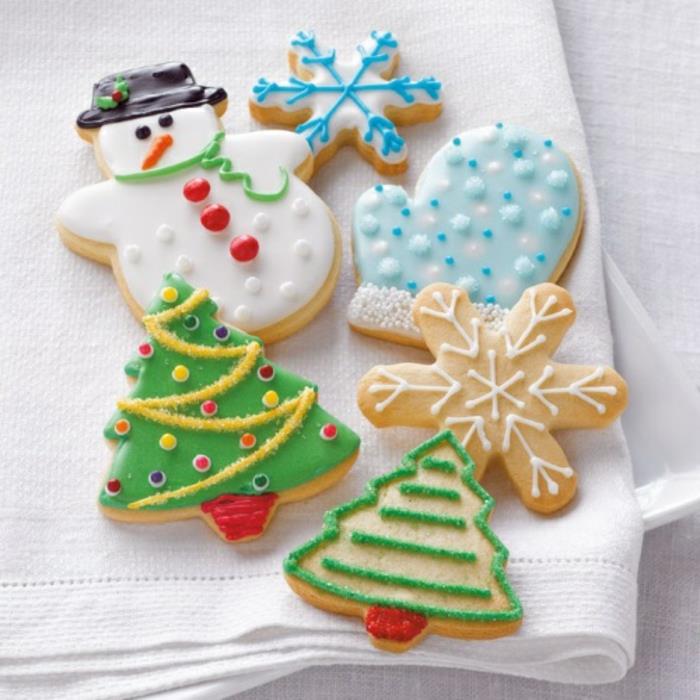 geriausias-bredele-de-noel-christmas-cookie-in-the-of-a-tree-and-snowman