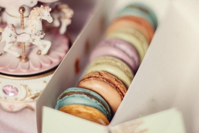 najboljši-macarons-in-paris-macaron-ladurée-macaron-paris-srčkana škatla