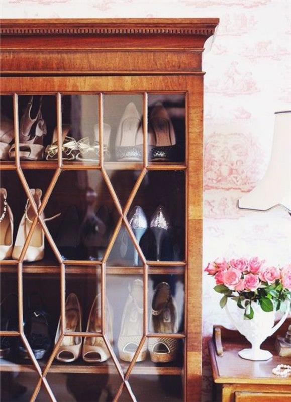 lesene-omare za čevlje-z-vrtnico-ogledalo-in-bela-svetilka-z-lesenim pohištvom