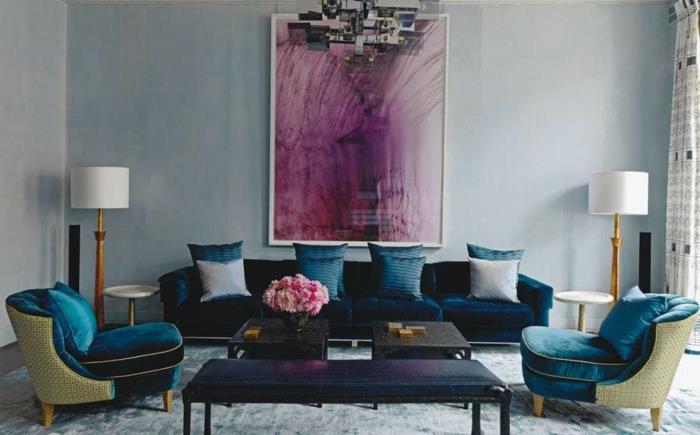 trendi pri oblikovanju notranjosti dnevne sobe 2018, modri naslanjači, modri kavč z blazinami, abstraktni okvir za slikanje