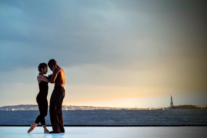 Įsimylėjusi jauna pora ant meilės gražūs meilės, šokančios prie jūros, vaizdai Niujorke