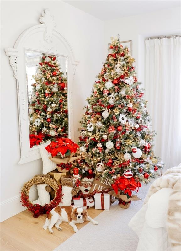 gražiausias Kalėdų eglutės interjero dekoravimo kambarys Kalėdų eglutė žalia balta balta rutuliukai geltonos šviesos