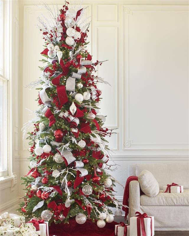 gražiausias Kalėdų eglutės interjero dizainas svetainė balta sofa balta kalėdinių dovanų vyniojamasis popierius raudonas
