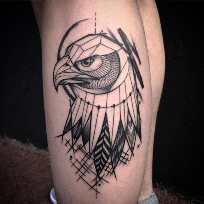 moška tetovaža, etnična tetovaža na nogi z orlovim vzorcem s plemenskimi vzorci in perjem
