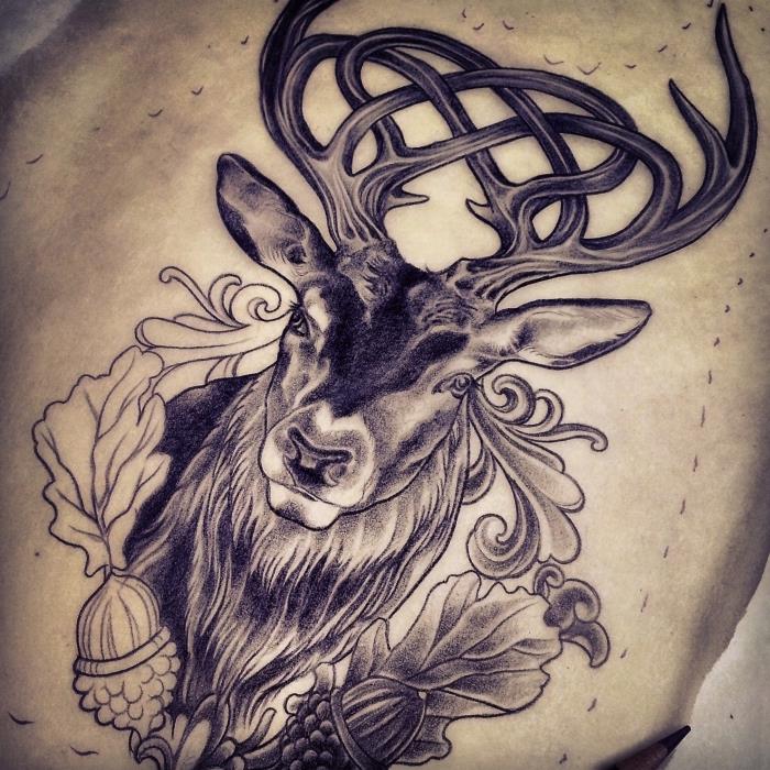 ženski model tetovaže, risba s črnilom s simboličnim dizajnom, tetovaža jelena z rogovi in ​​listi