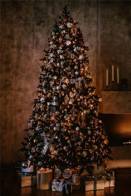 najlepša božična drevesca, okrašena z zlatimi in srebrnimi kroglicami ter venci, elegantna ideja za božično dekoracijo