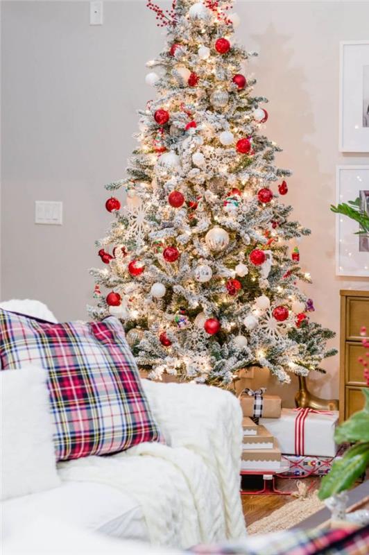 najlepša božična drevesa, okrašena z belimi kroglicami in rdečimi snežinkami na umetnem drevesu s snežnim učinkom