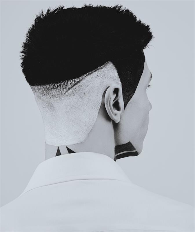 erkek dövmesi, boyalı beyaz ve siyah saçlı saç modeli, boyunda etnik dövme